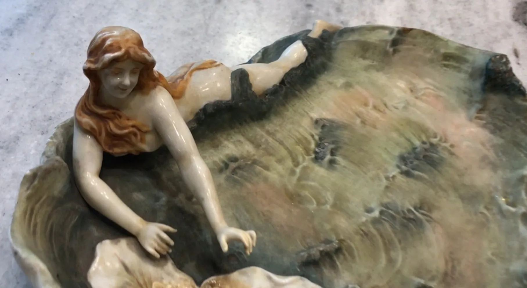 Porcelaine ancienne faience avec figure et fleur