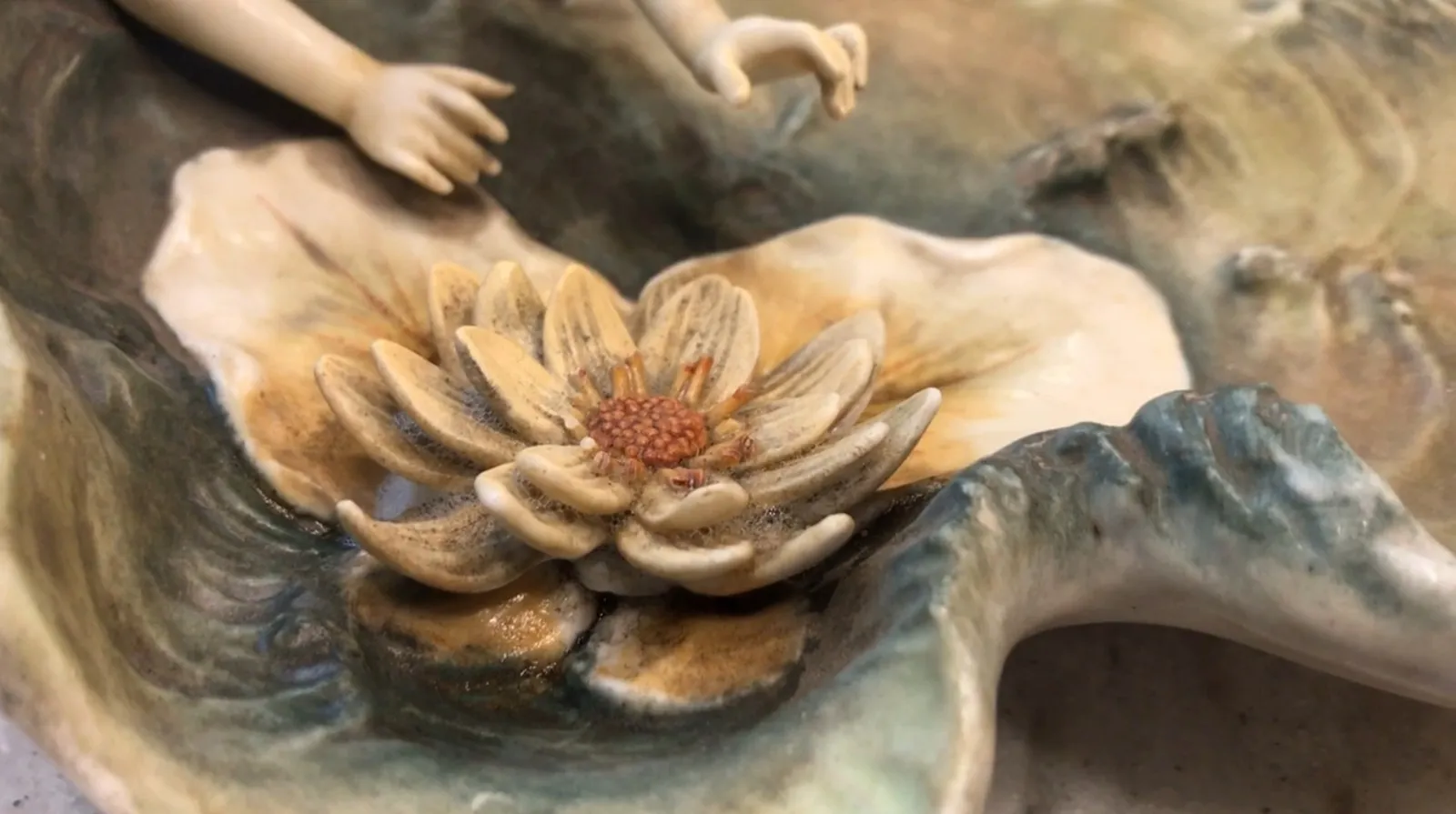 Porcelaine ancienne faience avec figure et fleur