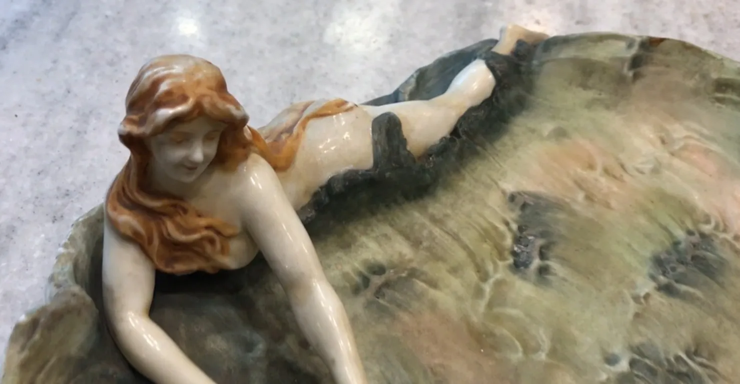 Porcelaine ancienne faience avec figure et fleur