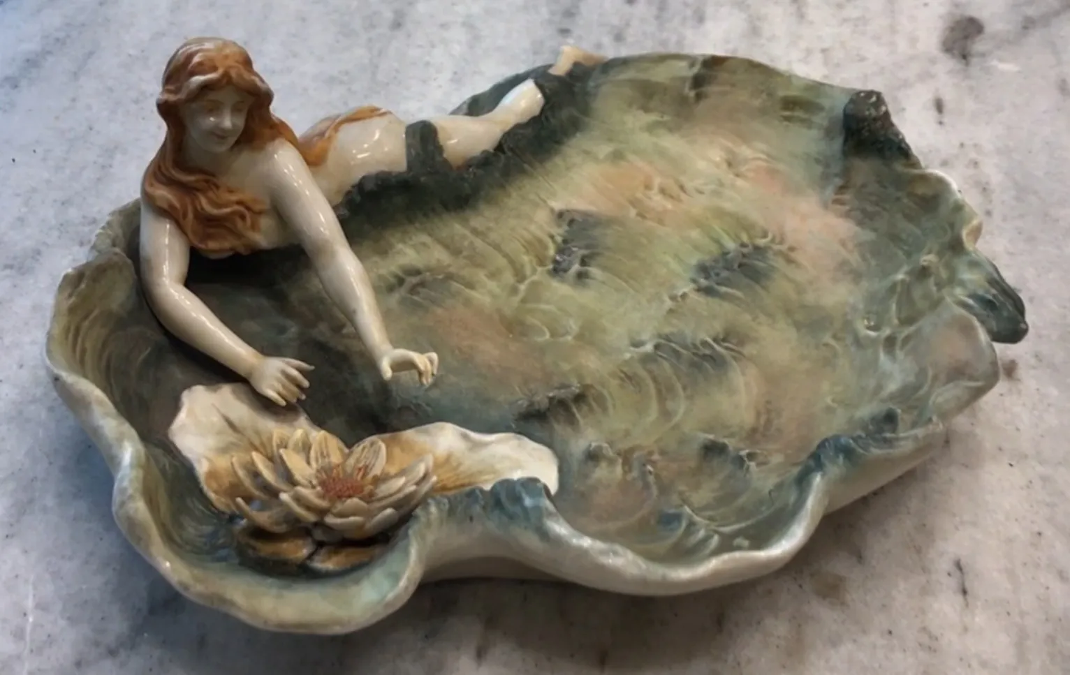 Porcelaine ancienne faience avec figure et fleur