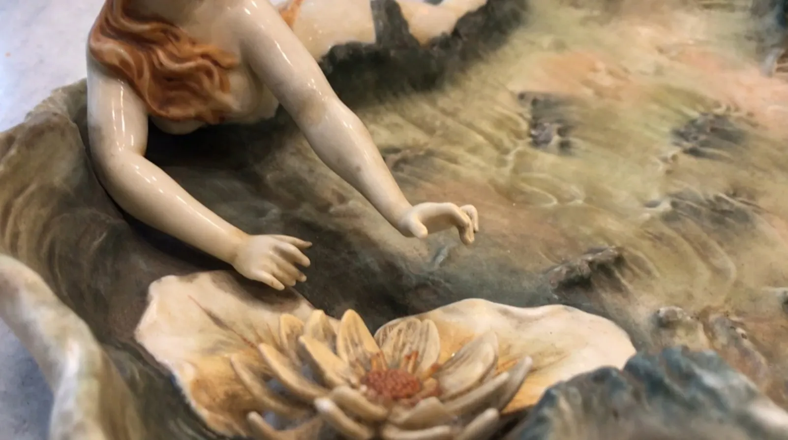 Porcelaine ancienne faience avec figure et fleur