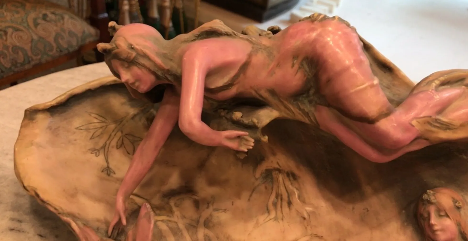 esculturas de porcelana antiga com detalhes florais