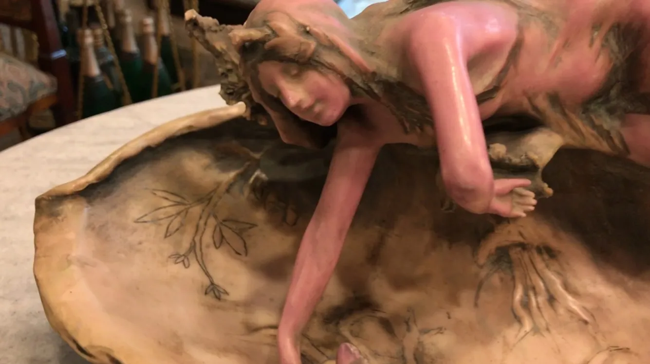 Figure en porcelaine ancienne avec détails décoratifs