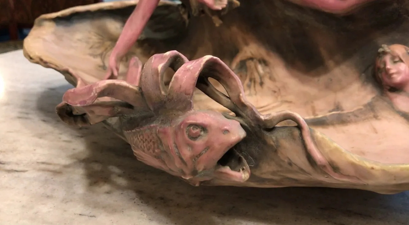 porcelanas antigas com detalhes de peixes e figuras