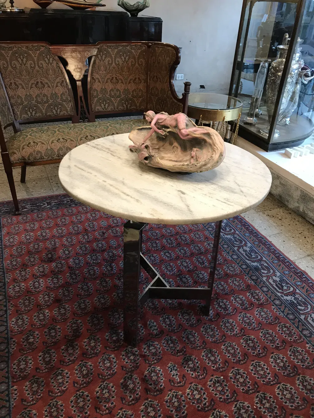 table avec d'anciennes pièces de porcelaine dans un cadre décoratif