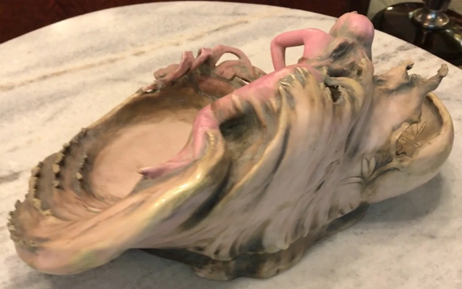 Figura antiga de porcelana com detalhes artísticos