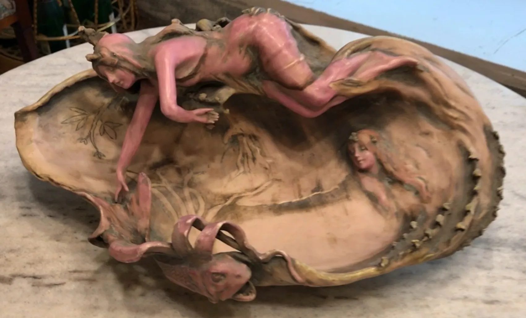 porcellana decorativa antica con figure in rilievo