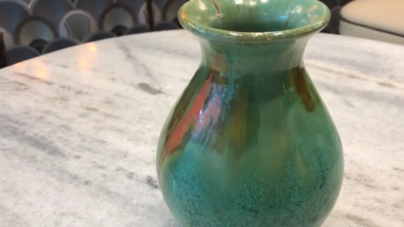Vaso antigo de cerâmica em tons de verde e laranja com detalhes decorativos únicos