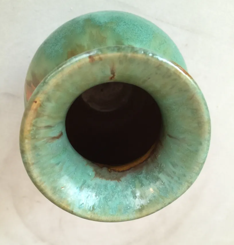 Vaso antico in ceramica con tonalità verdi e arancioni e dettagli decorativi unici