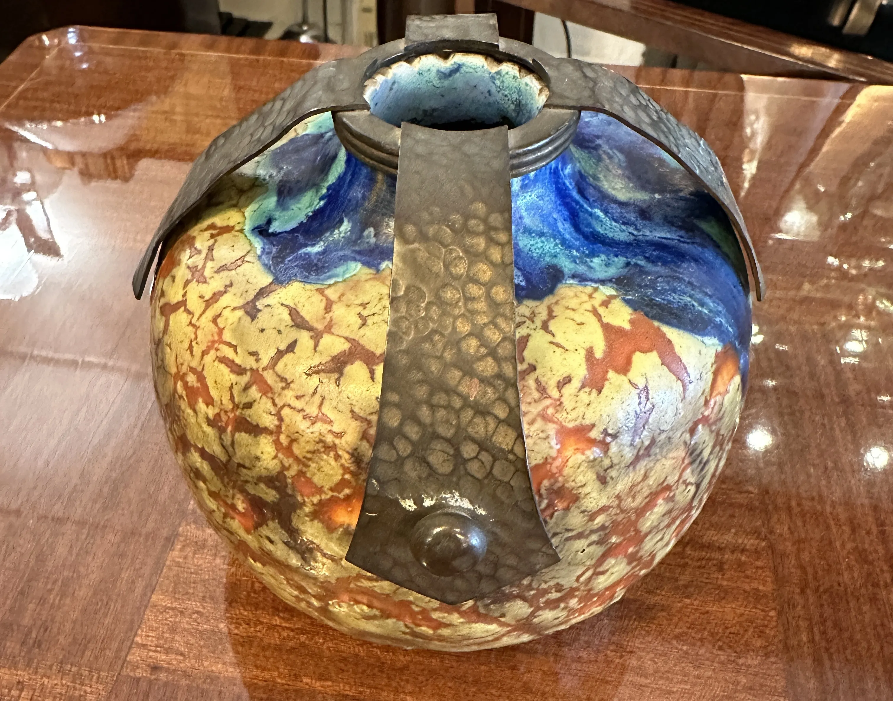 Antiga cerâmica decorativa com cores vibrantes e formas únicas.