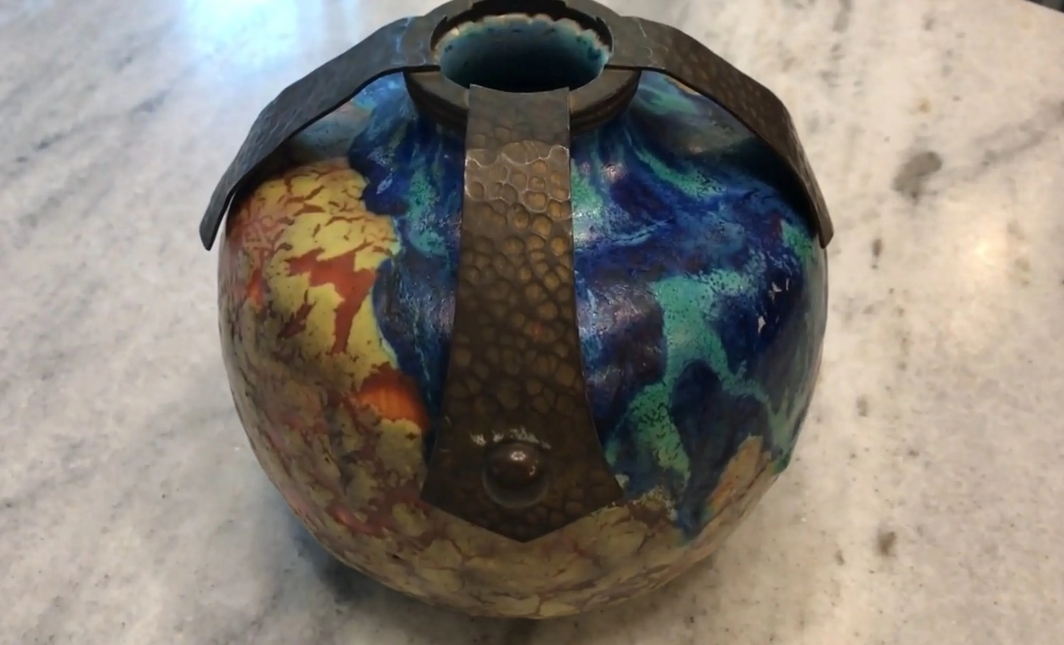 Vase en céramique ancienne avec glaçure multicolore et détails en métal