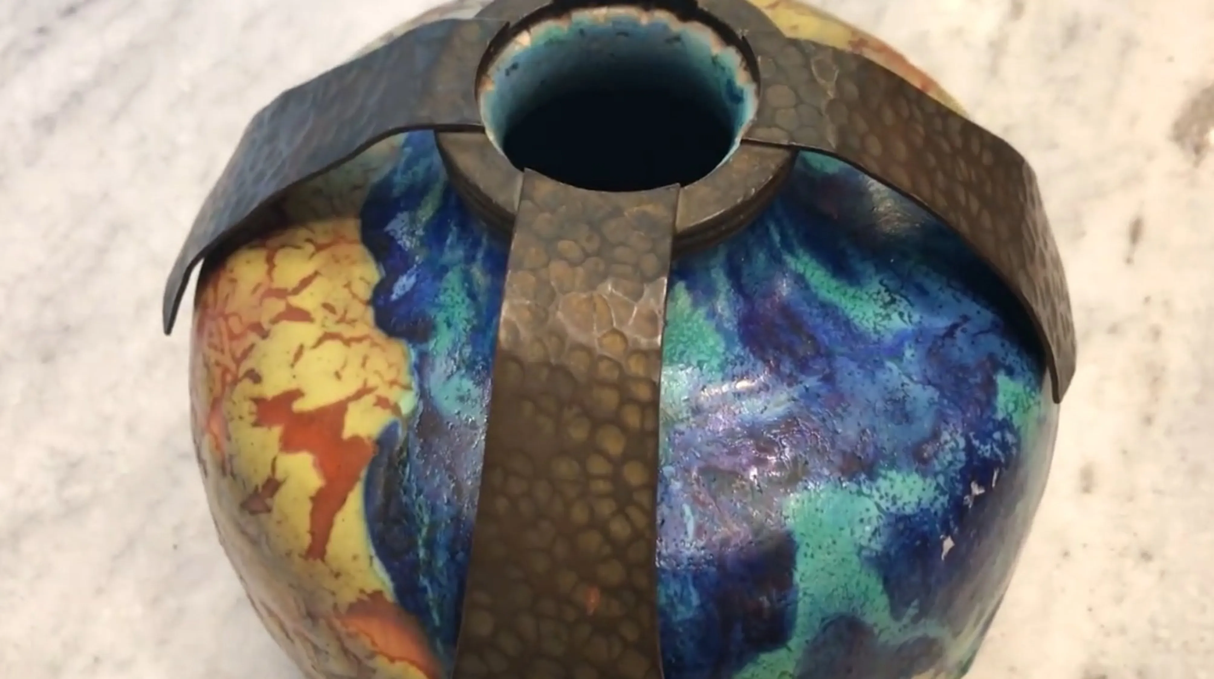 antiga cerâmica com cores vibrantes e design único