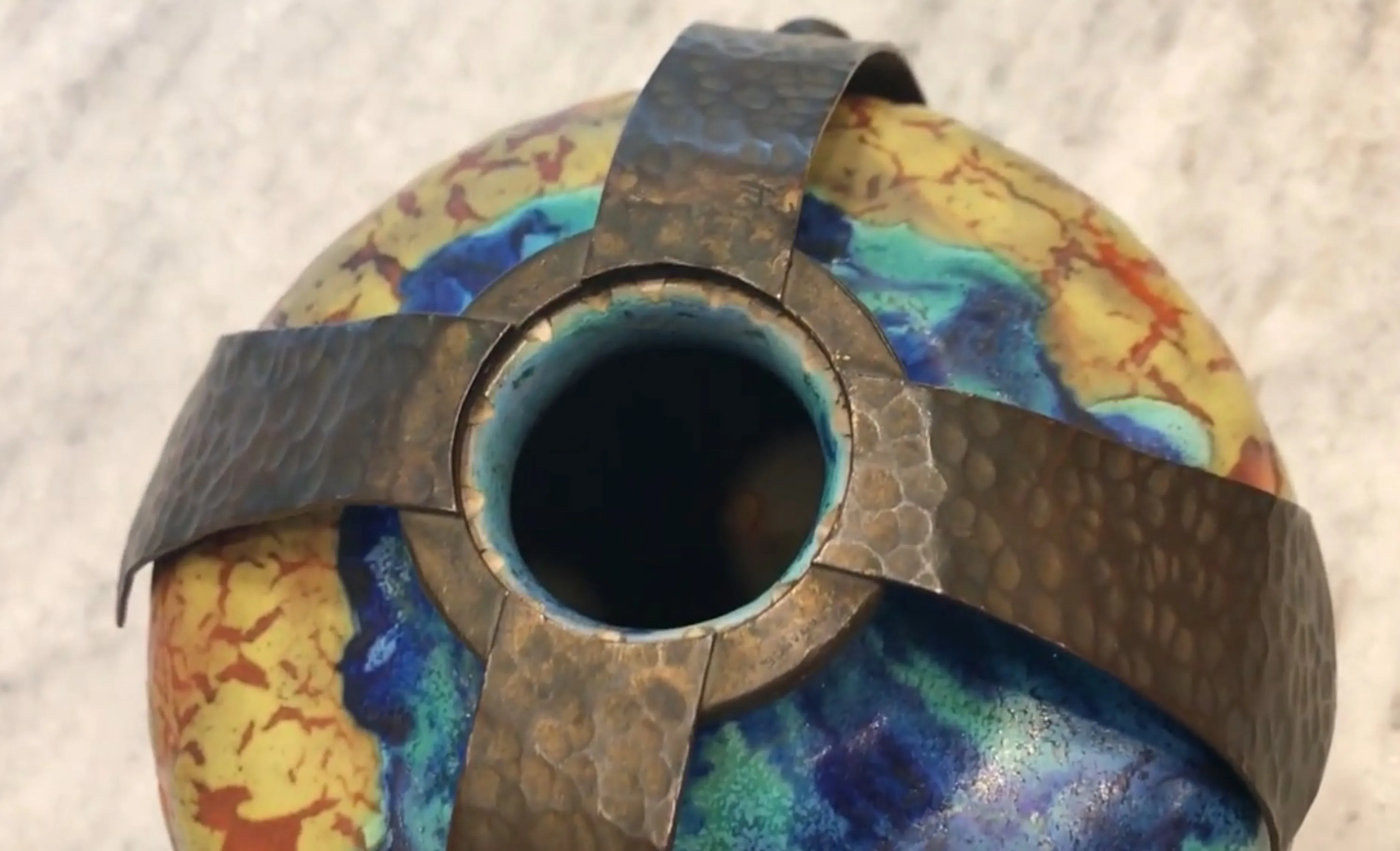 jarra antiga decorativa com cores vibrantes e textura única