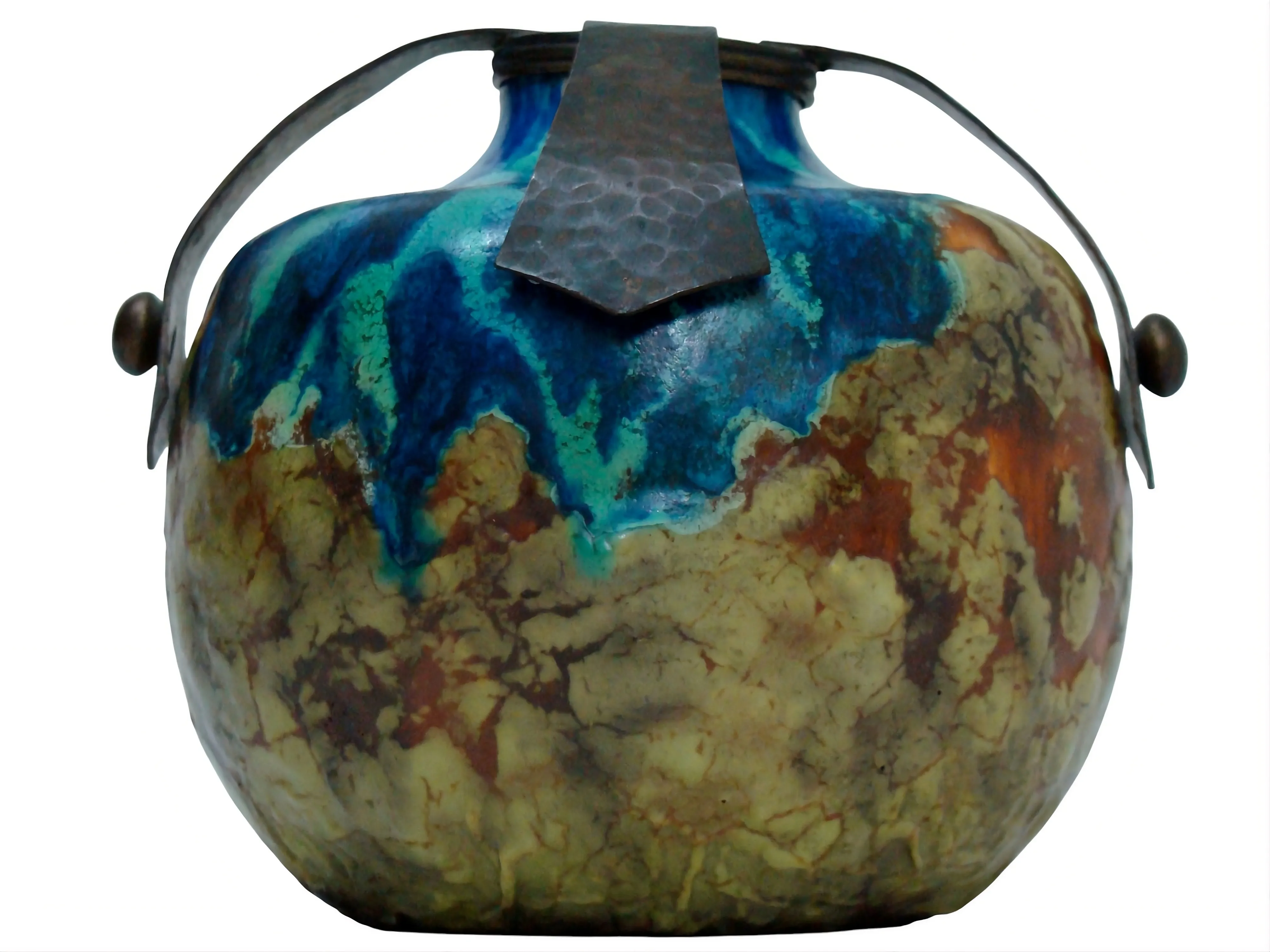 Jarrón de cerámica antigua con diseño azul y marrón, metal