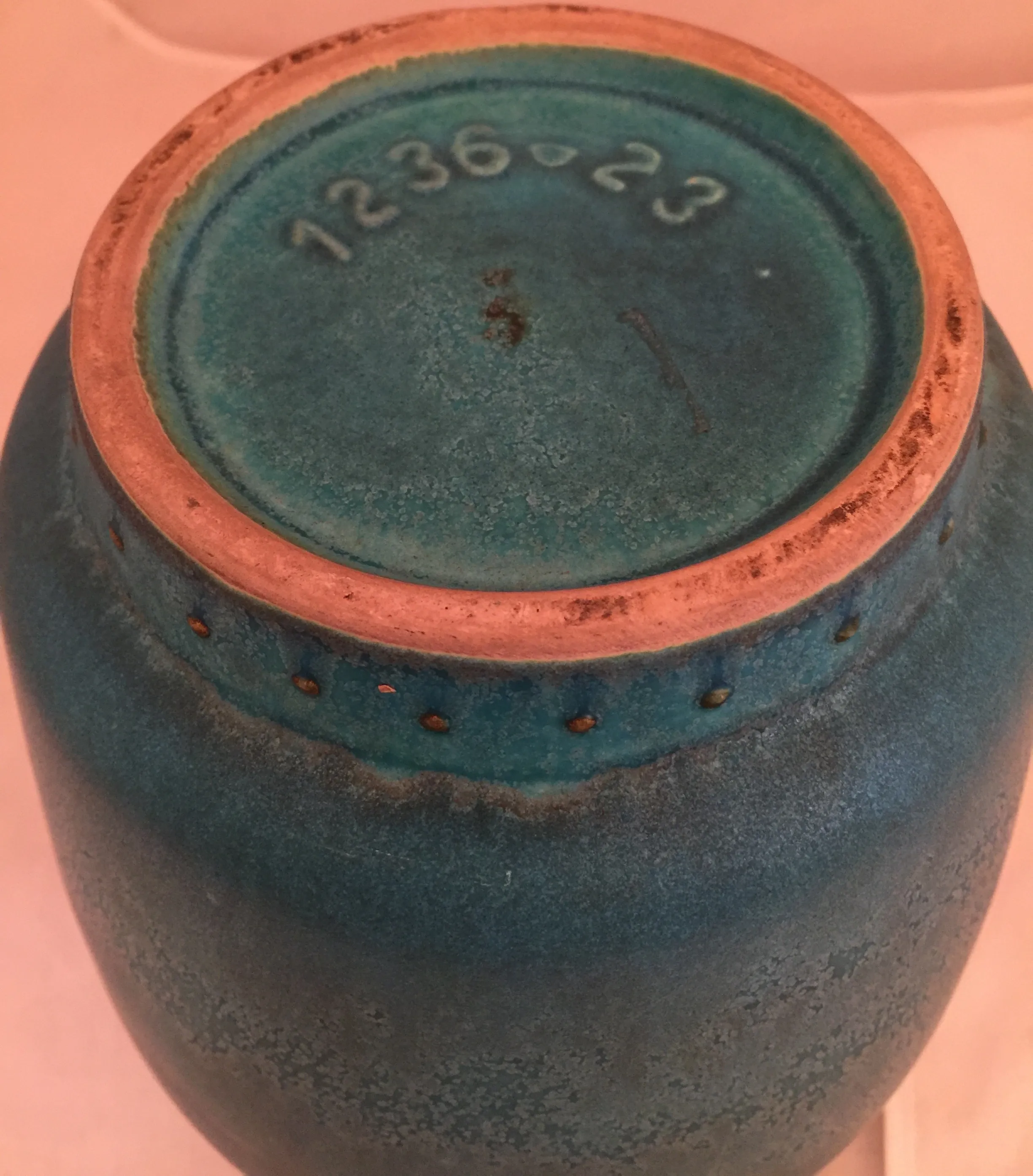 Antica ceramica sfiorita con dettagli blu e beige.