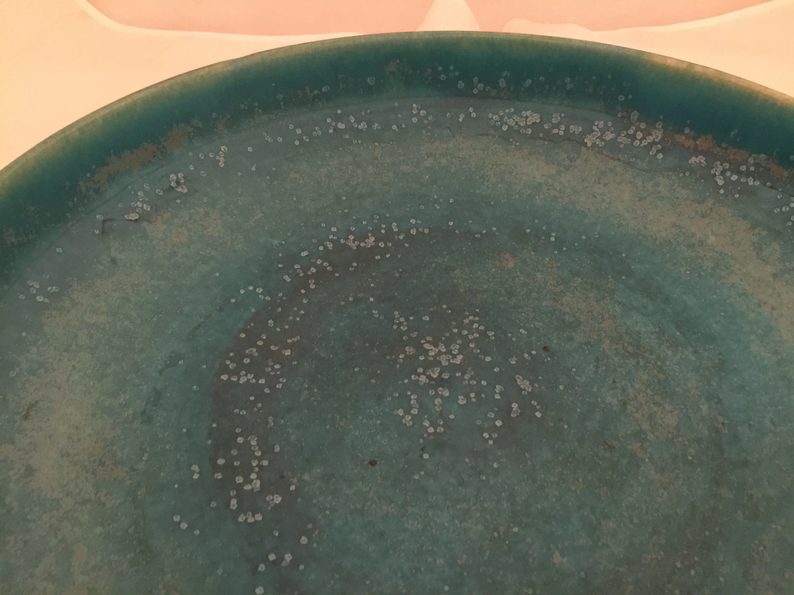 青緑色の古い陶器の皿。
