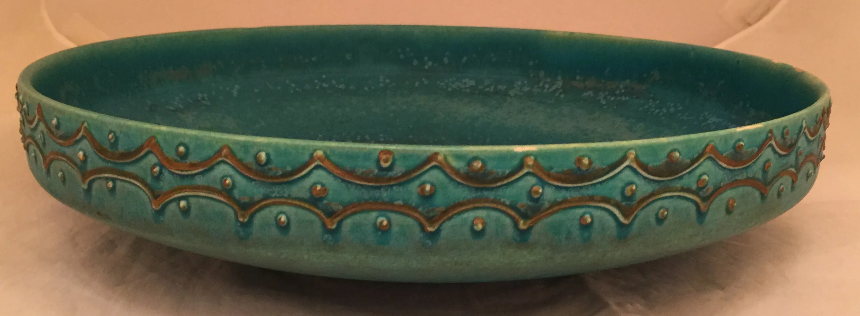 Plato de cerámica antigua con decoración azul y dorada
