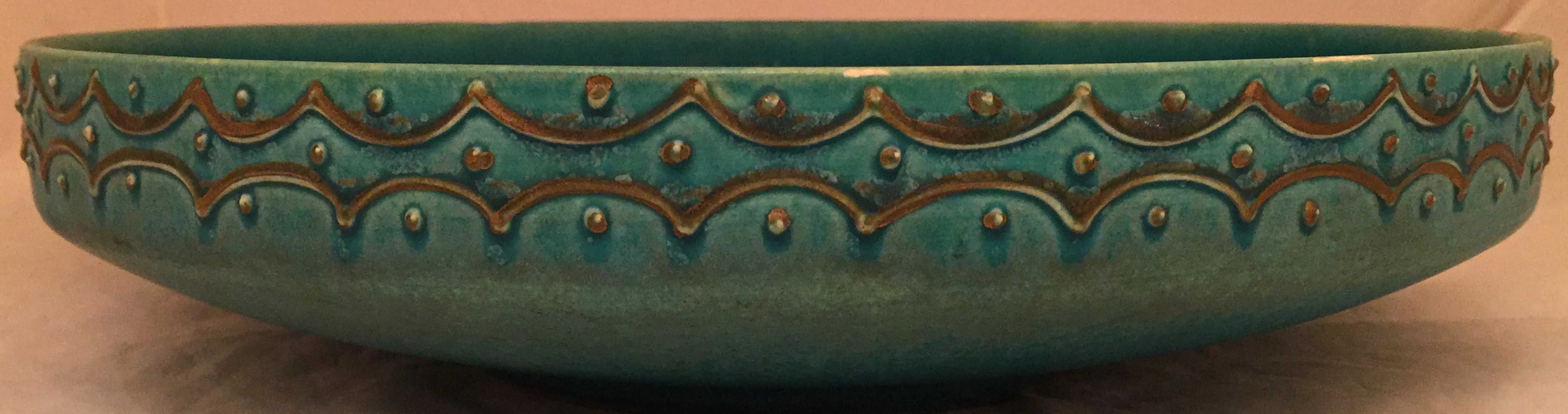 antigua cerámica azul con decoración ondulada y puntos