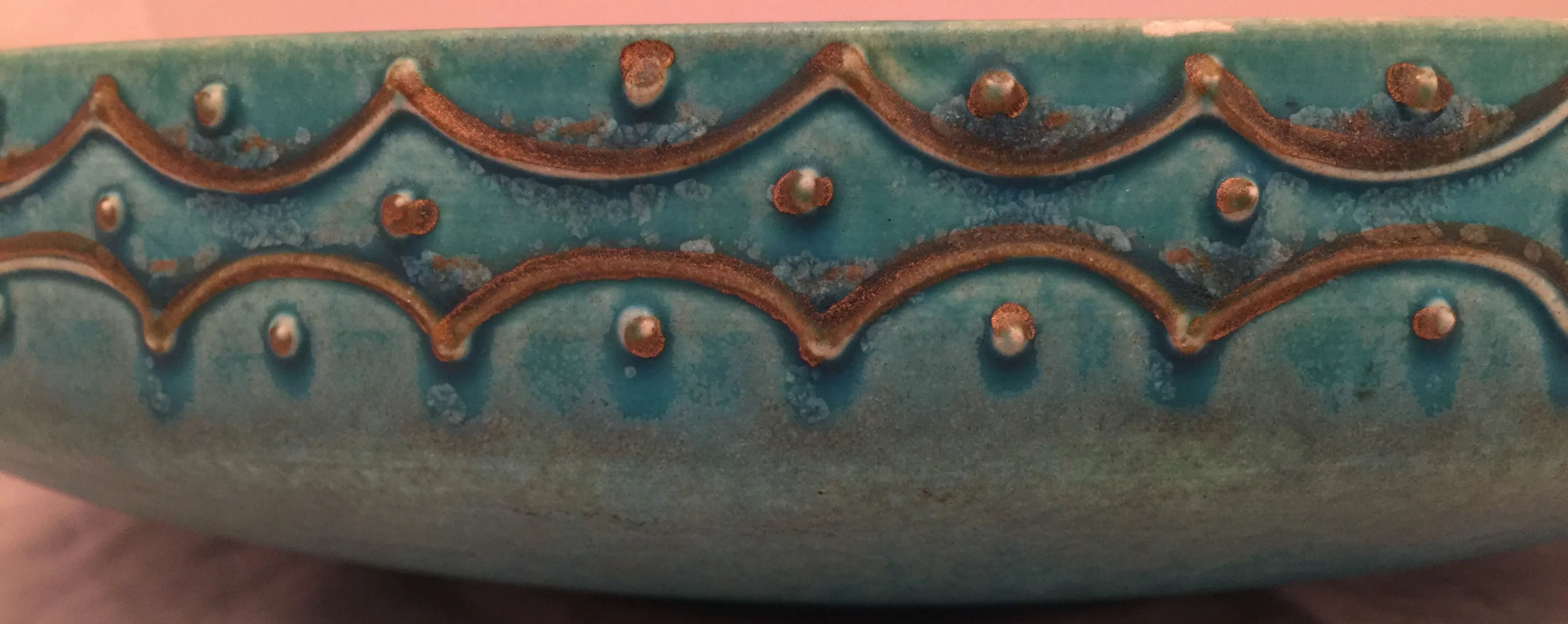 Antiga cerâmica azul decorativa com detalhes dourados.