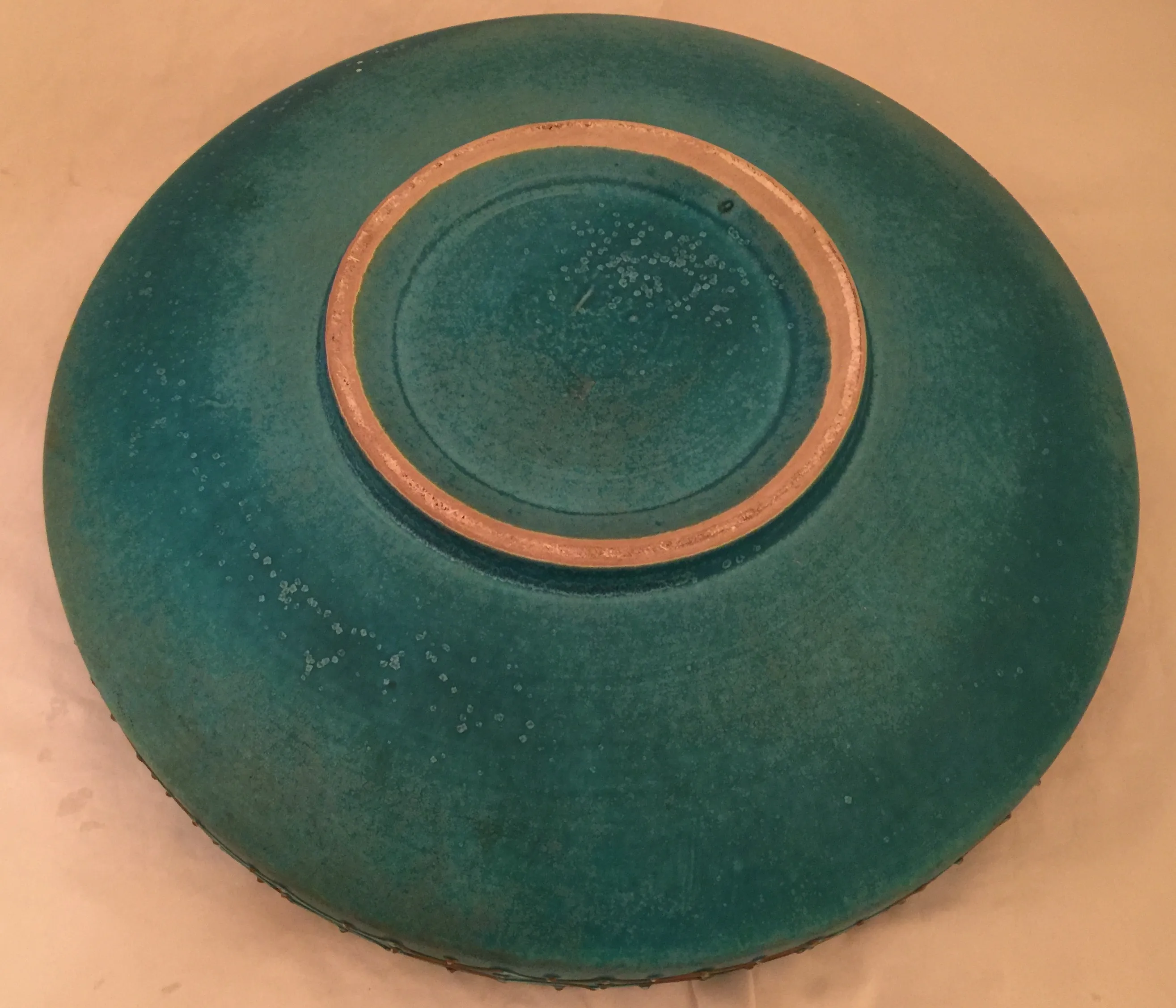 Plato antiguo de cerámica azul con borde dorado