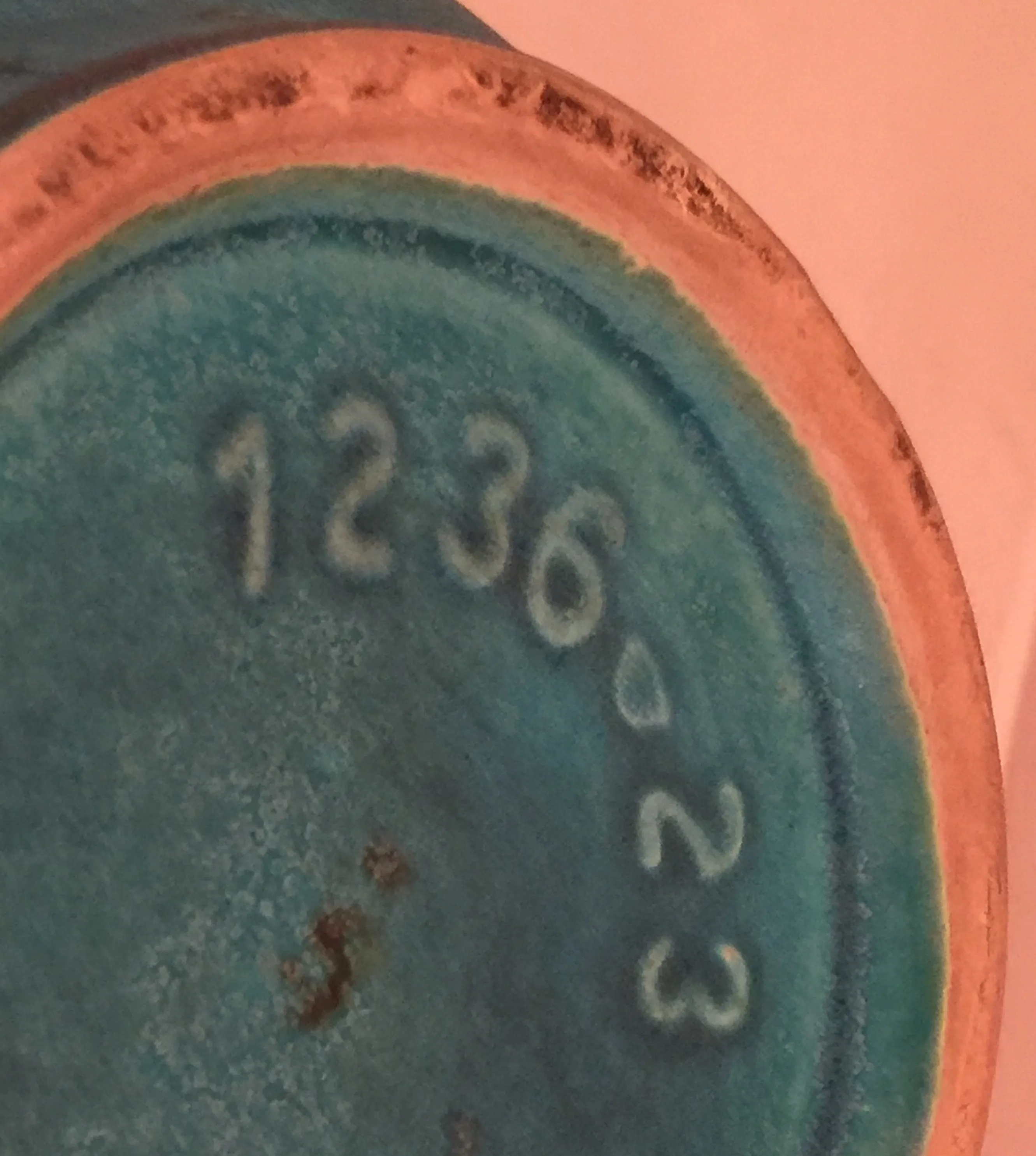 Antike dekorative Keramik in blauer Farbe mit Markierungen.