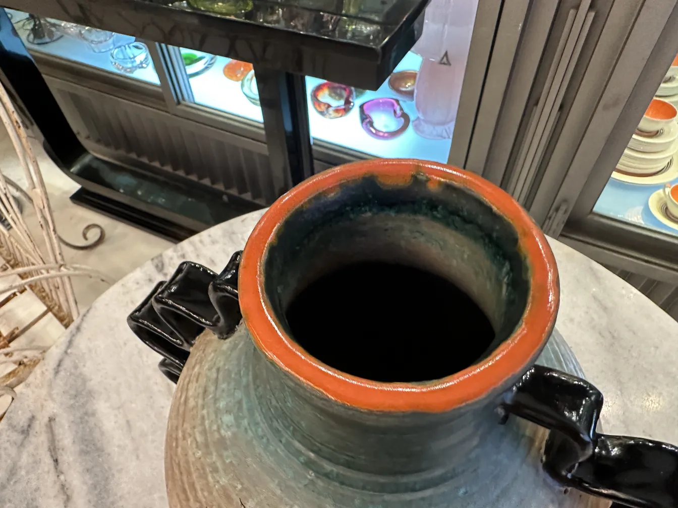 陶器オブジェ-デルータ-色とりどりの花模様が施されています。