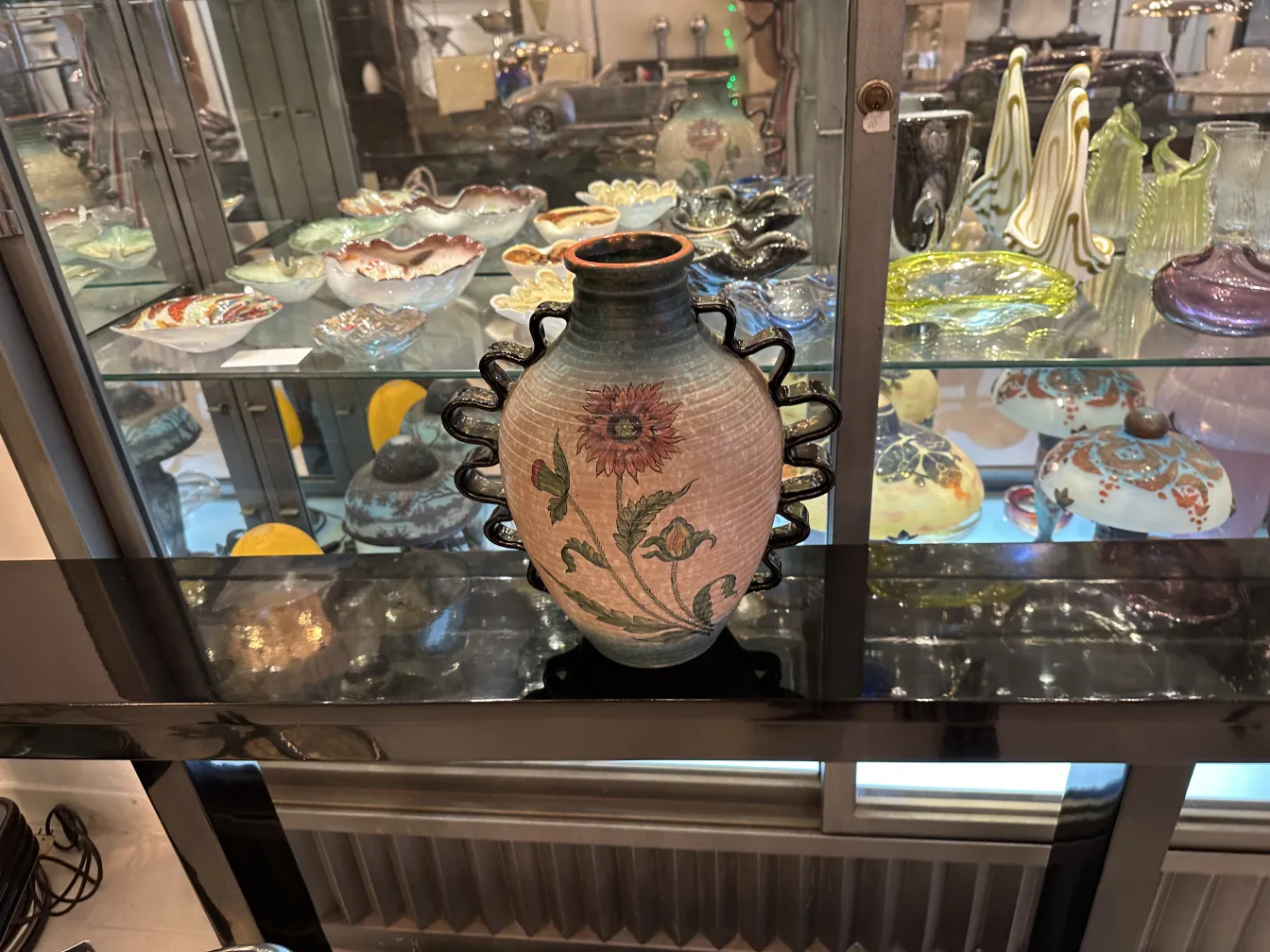 고전 데루타 도예 꽃무늬 장식이 있는 항아리.