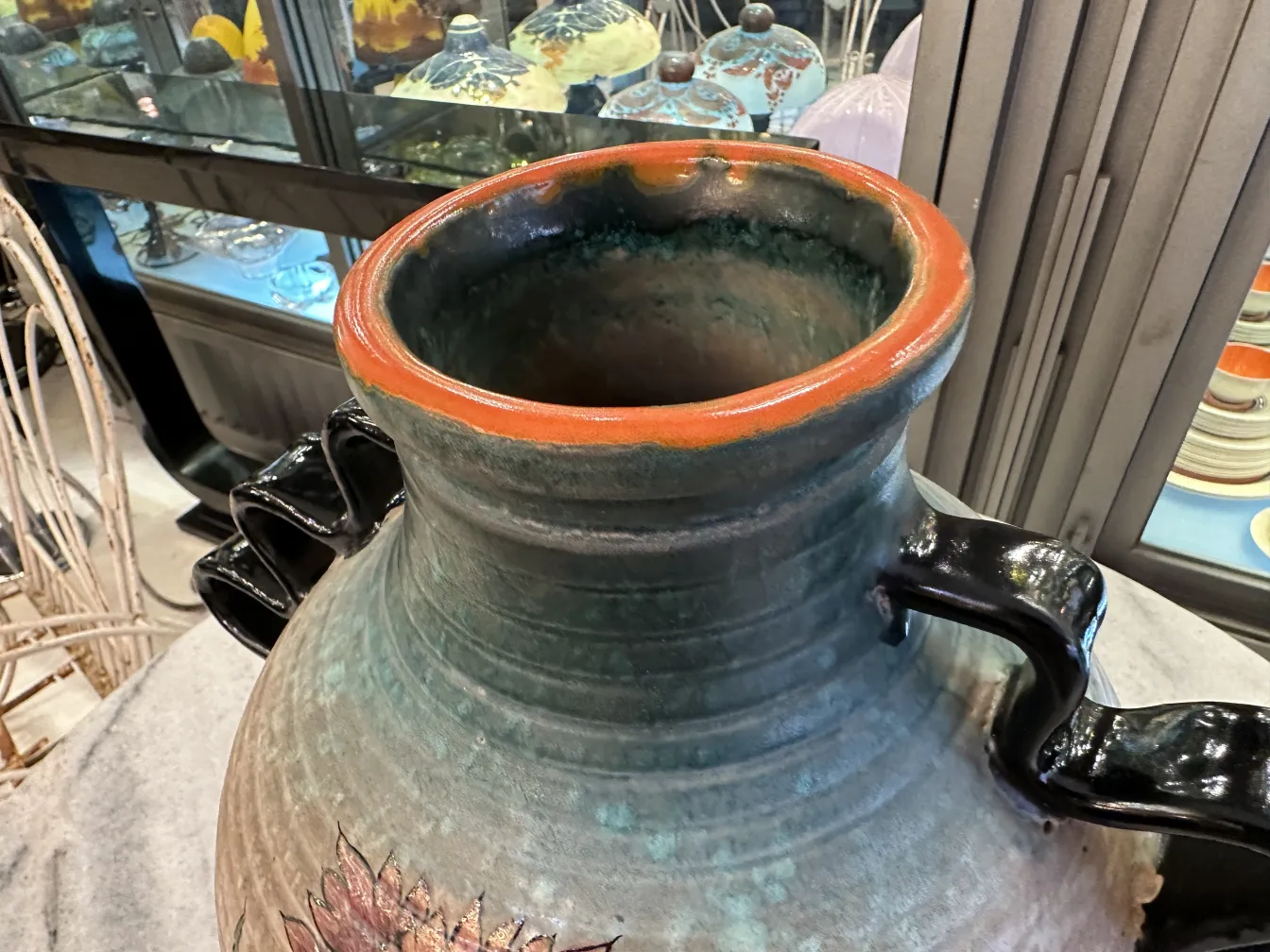Vase ancien en céramique Deruta avec motif floral coloré.