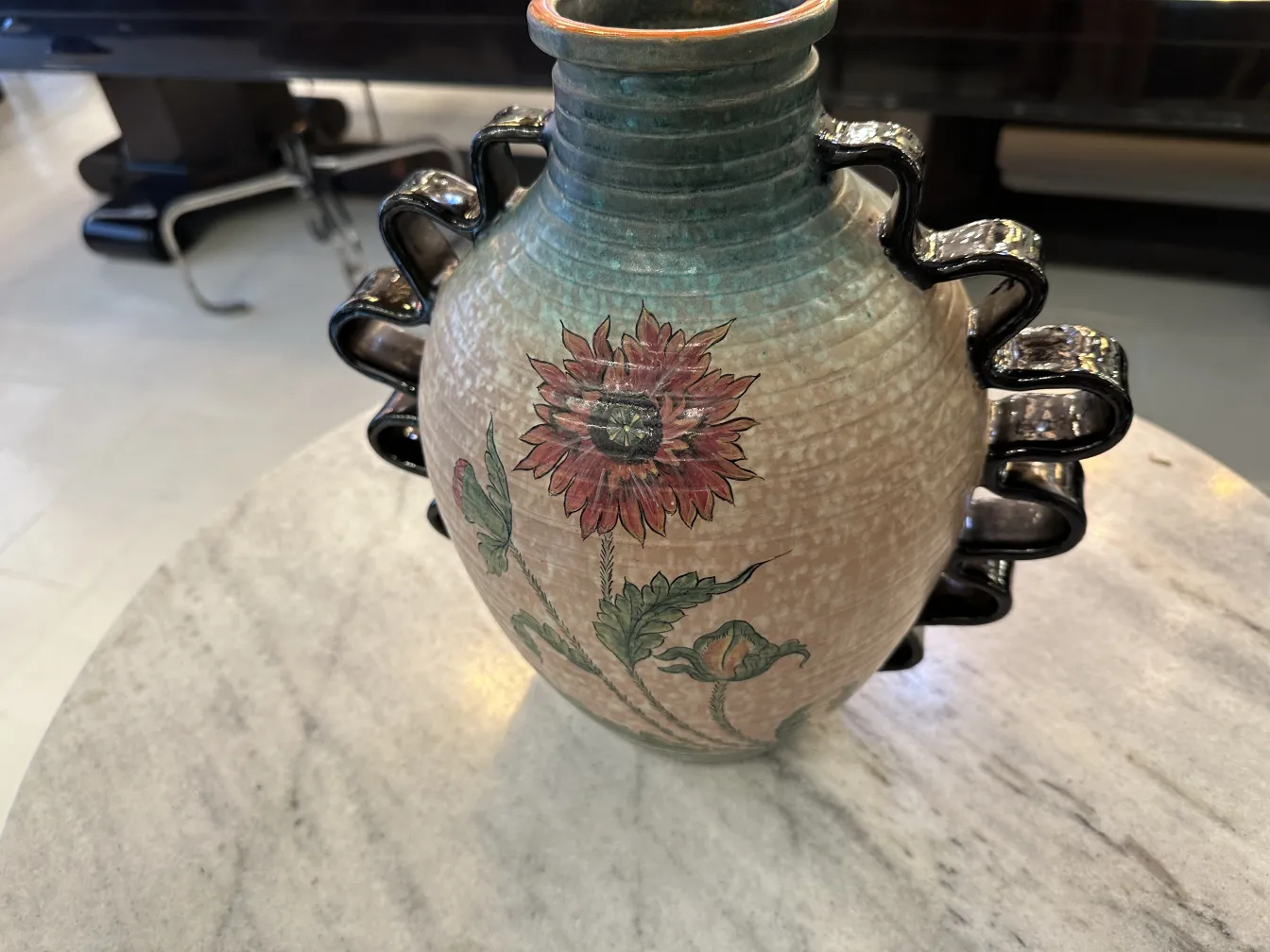 Vase ancien en céramique Deruta avec motif floral coloré.