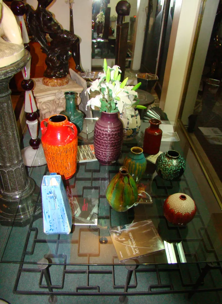 多様な環境に展示された古代陶器
