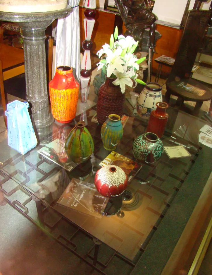 Vasos de cerámica antigua en una mesa de exhibición