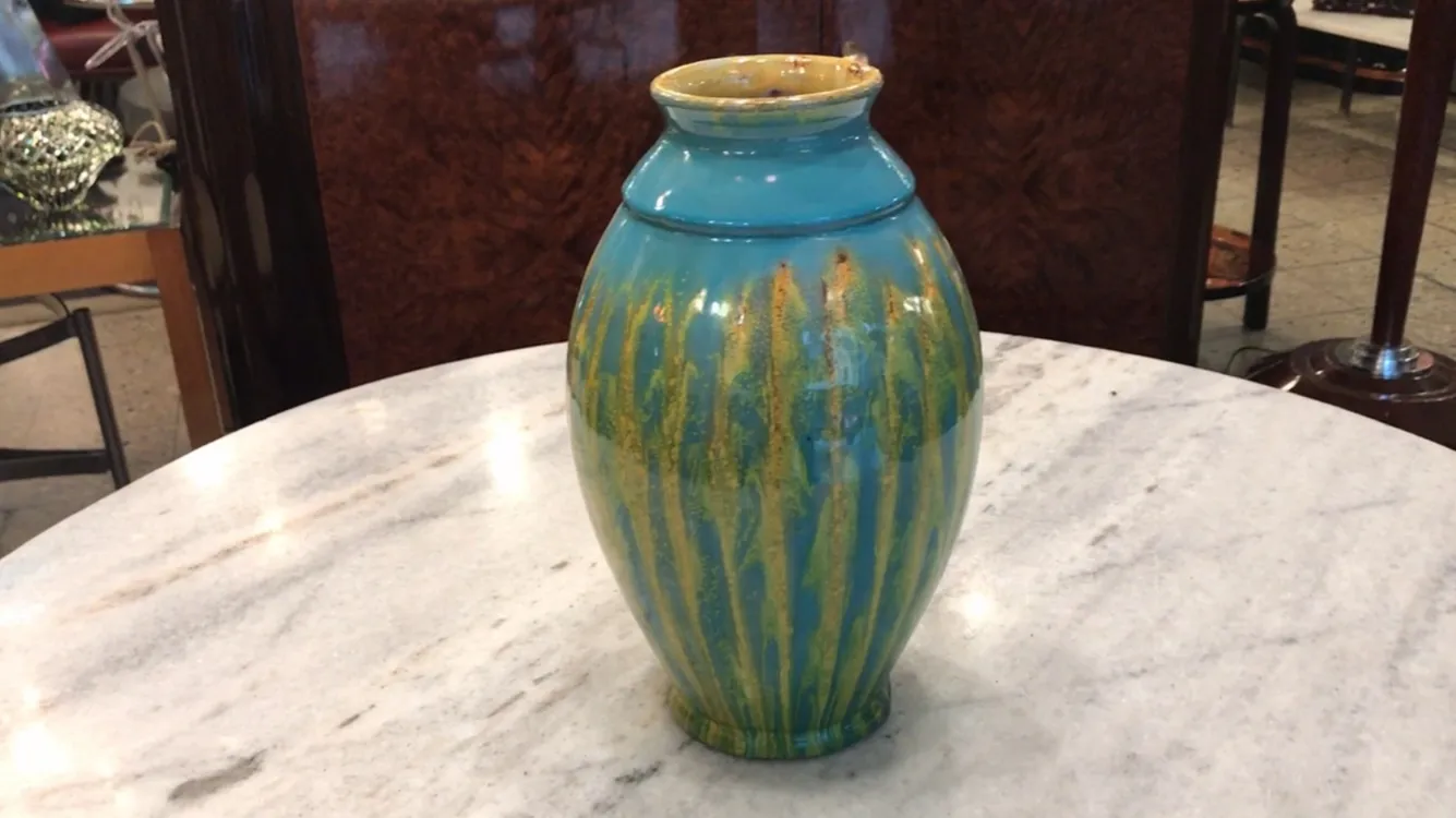 Alter Keramikvase, dekoriert mit blauen und gelben Tönen.