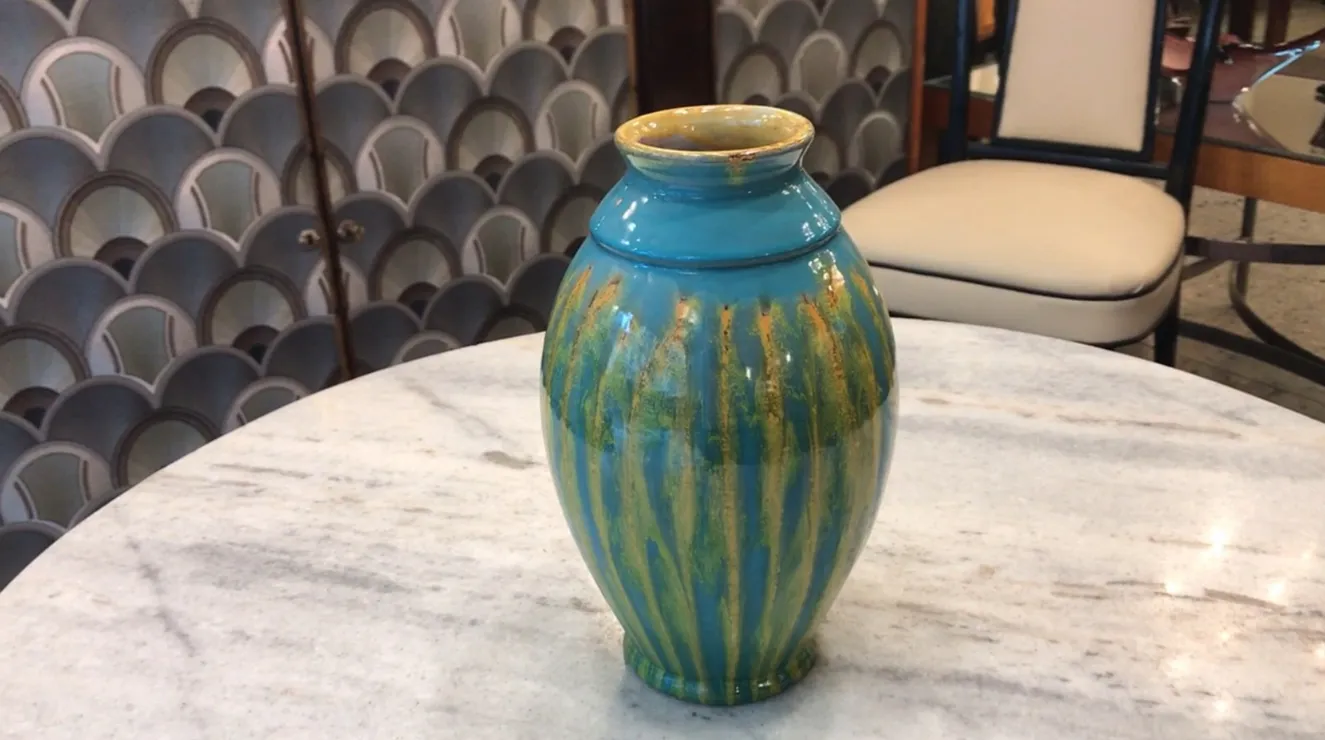 Vaso decorativo colorato in ceramica antica