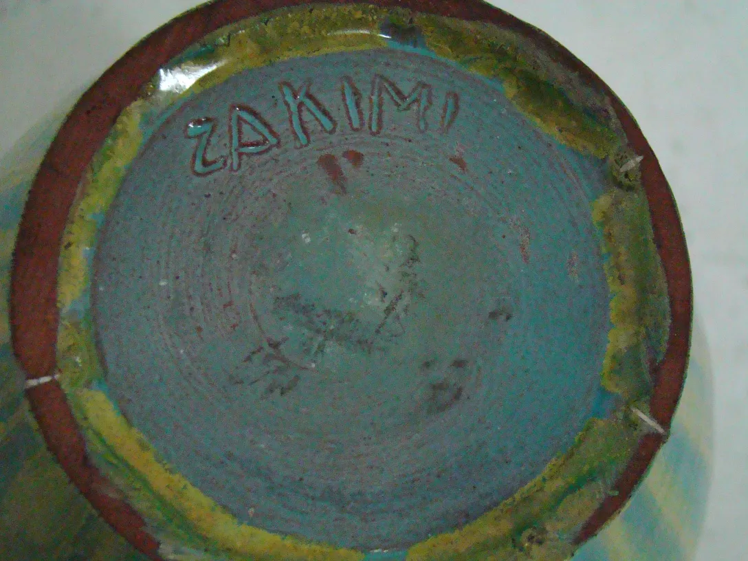 base de cerámica antigua con el sello zakimi visible
