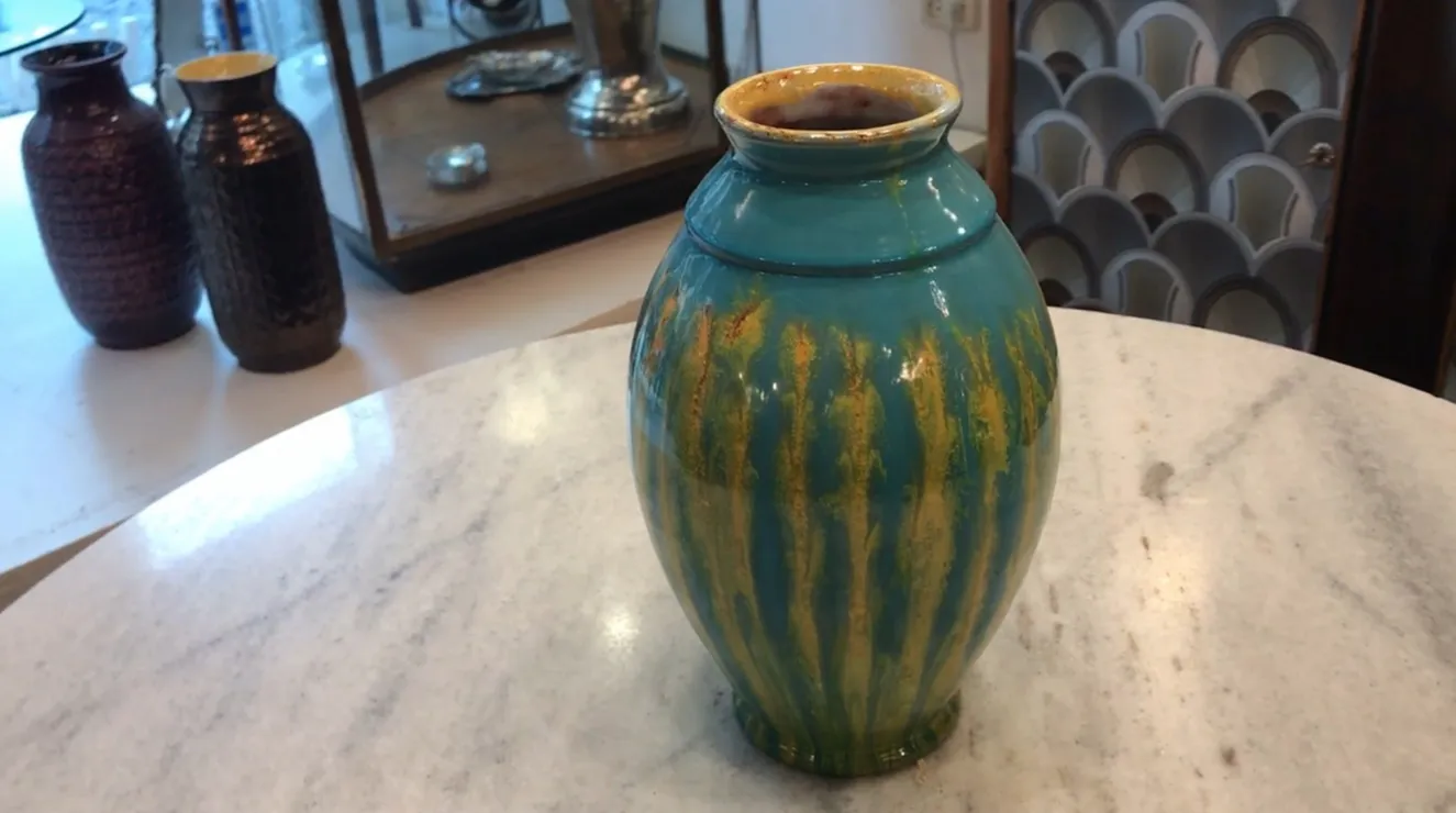 Ancien objet en céramique coloré avec motifs