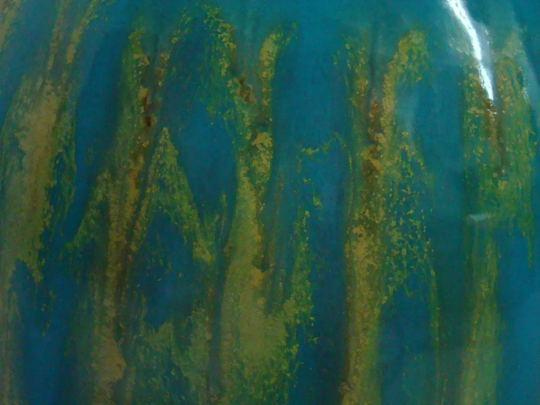Opera in ceramica antica vibrante in un contesto decorativo.