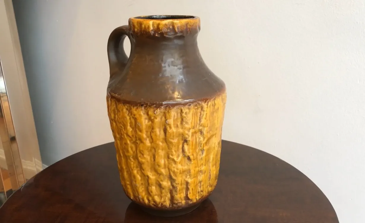 brocca in ceramica antica con texture unica