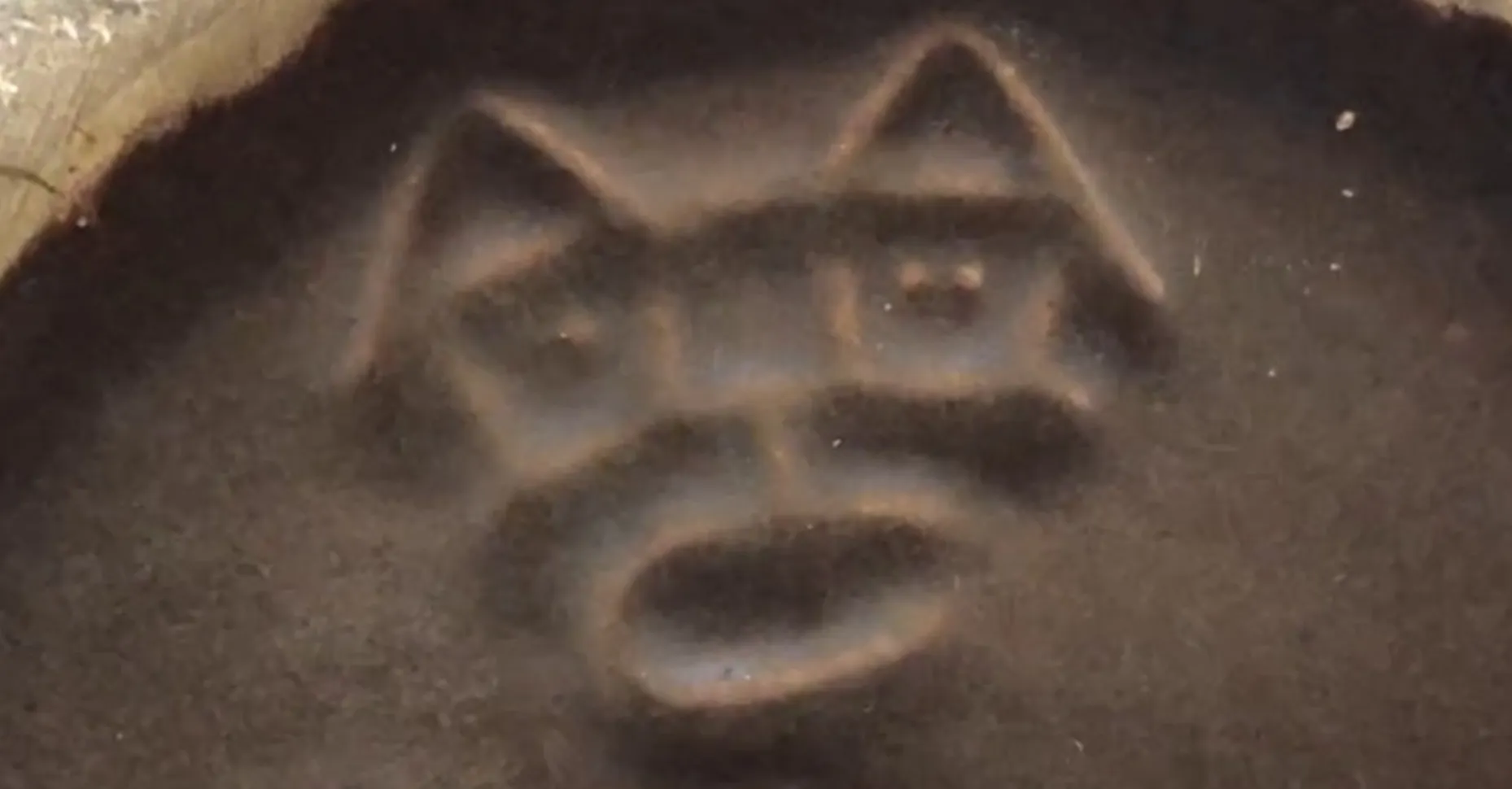 Ceramica antica con design decorativo distintivo