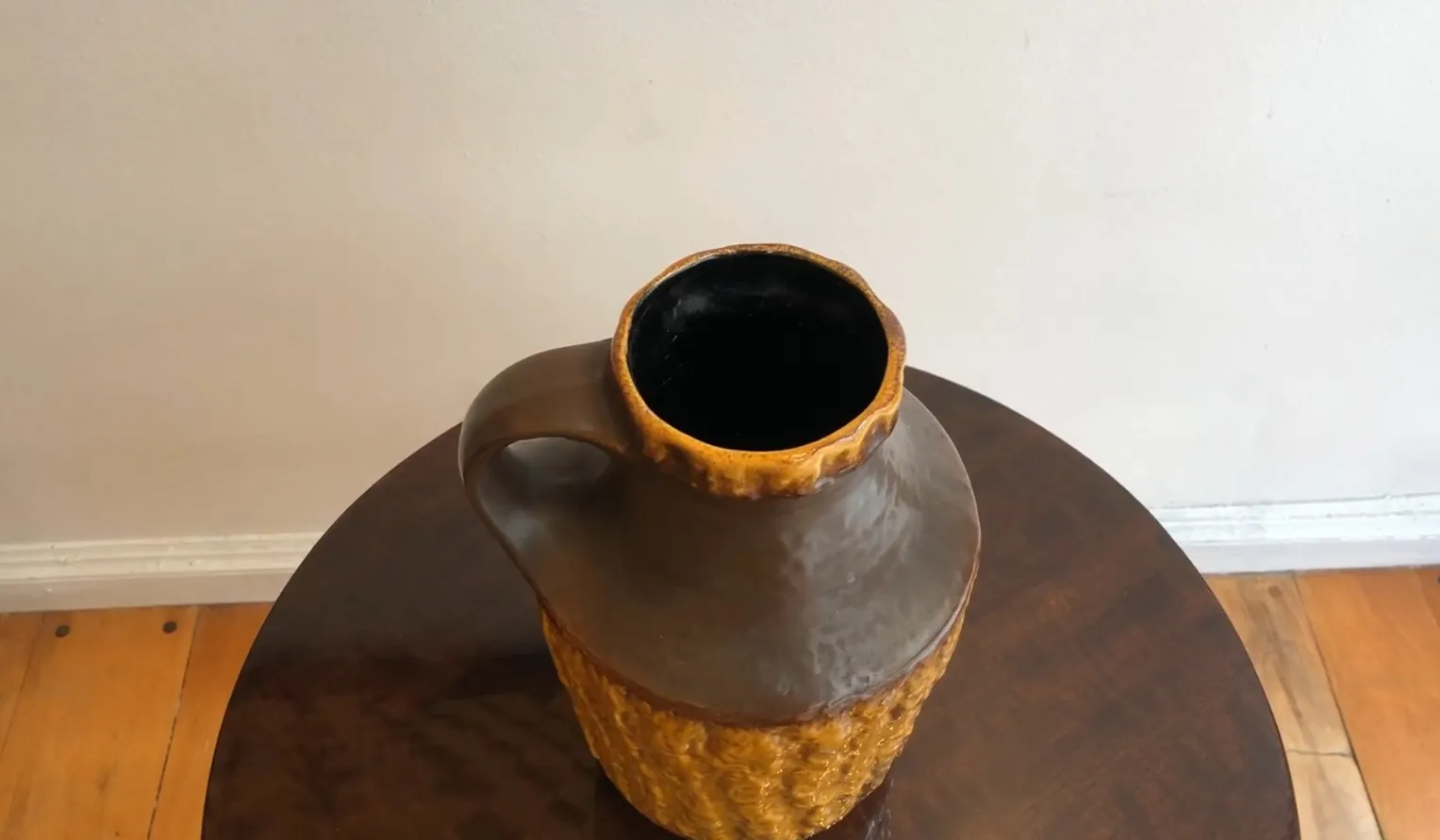 jarra antiga de cerâmica decorativa com cores vibrantes
