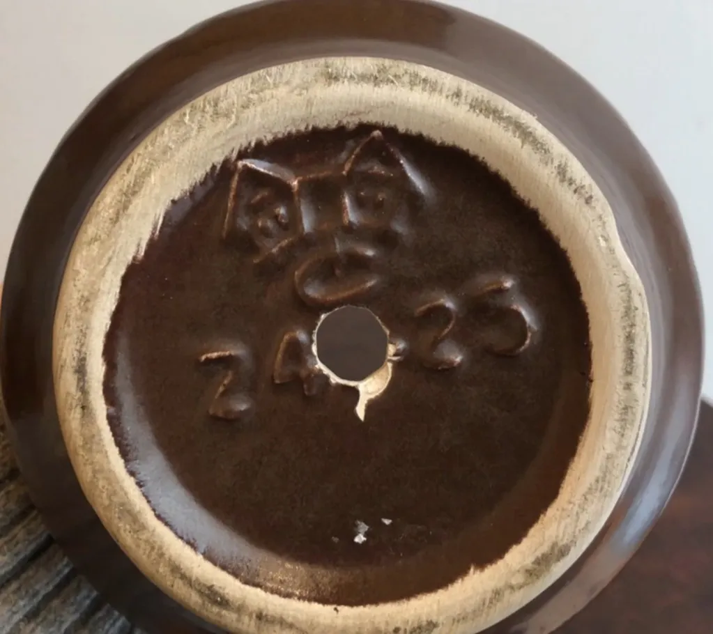 古董陶瓷底部有明显标记。