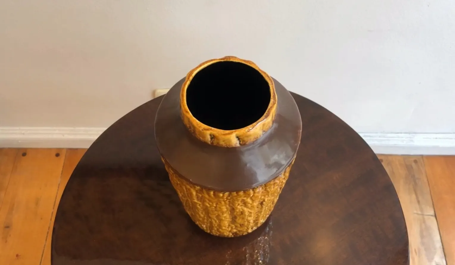 Antiga cerâmica artesanal com forma redonda e detalhes únicos.