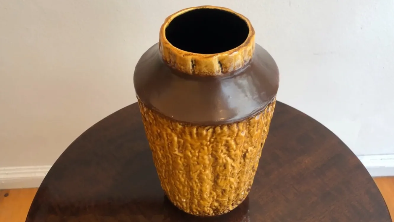 古董花瓶，呈现出黄色和棕色的纹理。