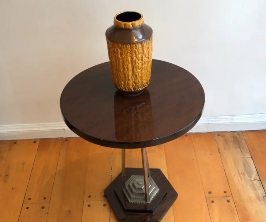 Vaso antico in ceramica color ambra con texture ruvida.