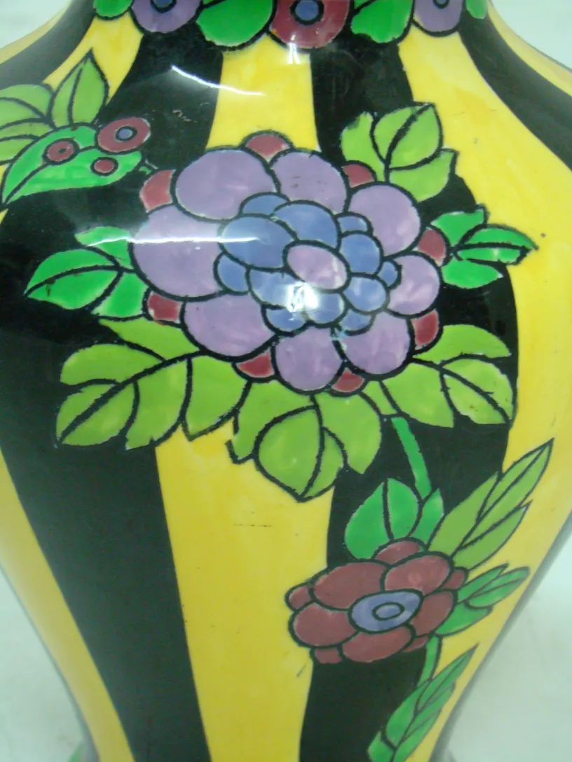 Antike Keramikvase mit lebhaften Blumenmustern