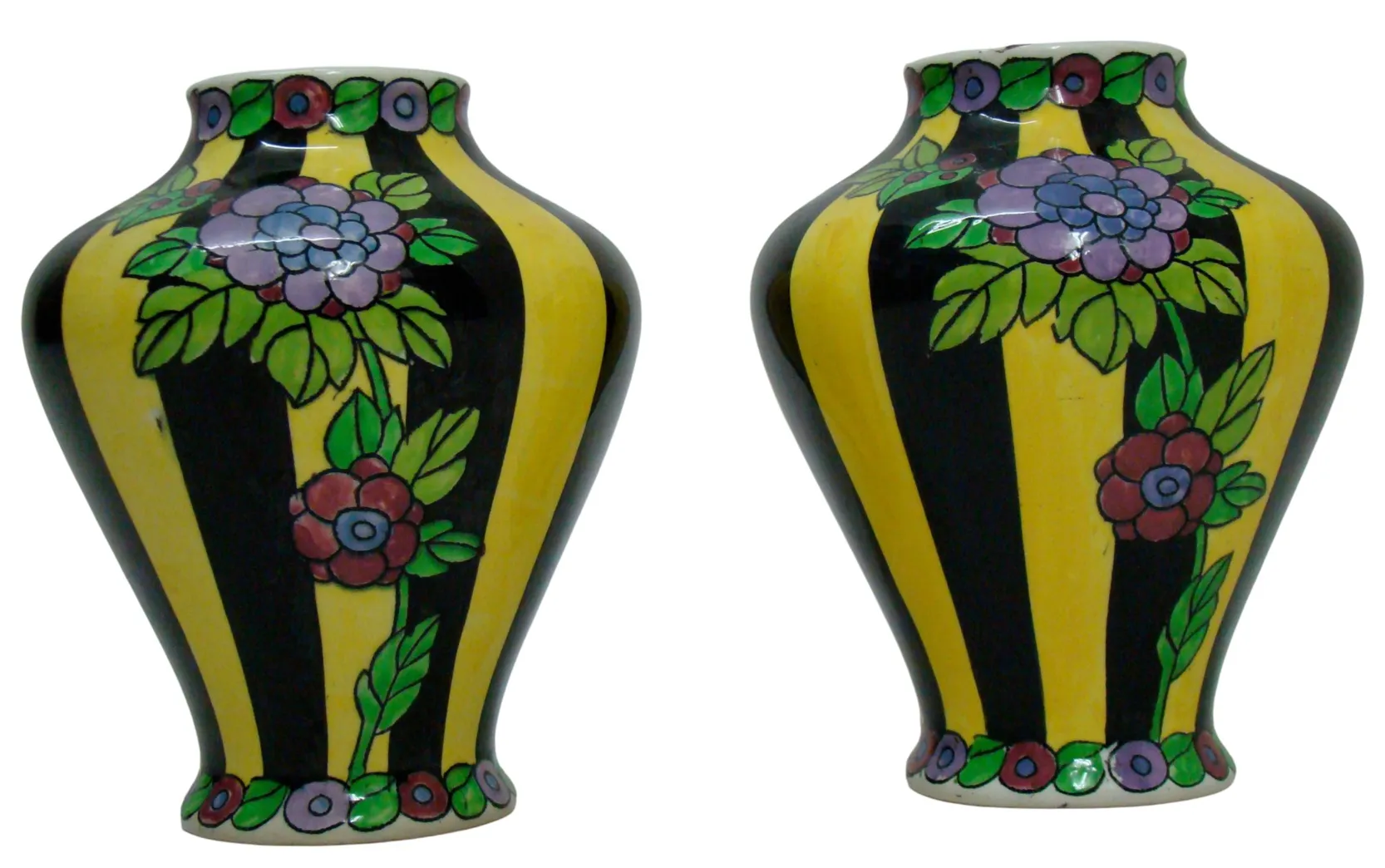 Vaso antigo de cerâmica com flores pintadas em amarelo e preto, adornado com detalhes coloridos.