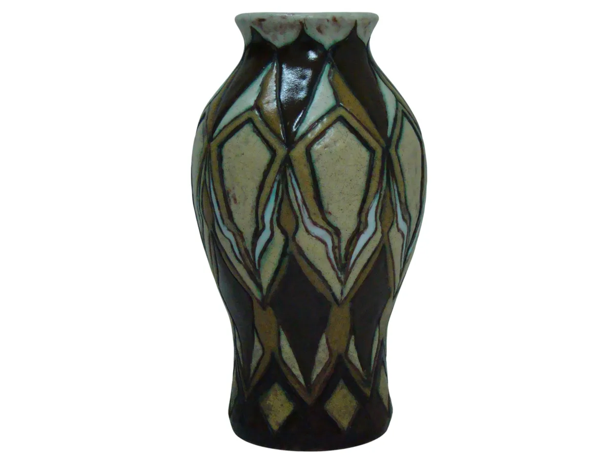 vase ancien décoré avec des motifs colorés