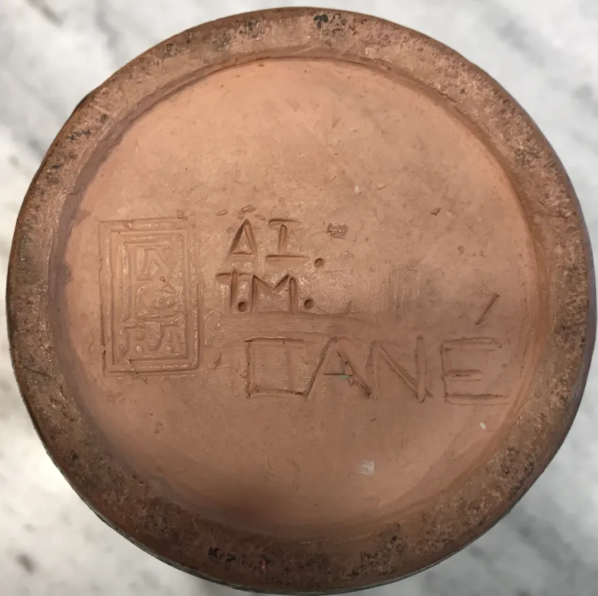 可視の刻印がある古代の陶器の底