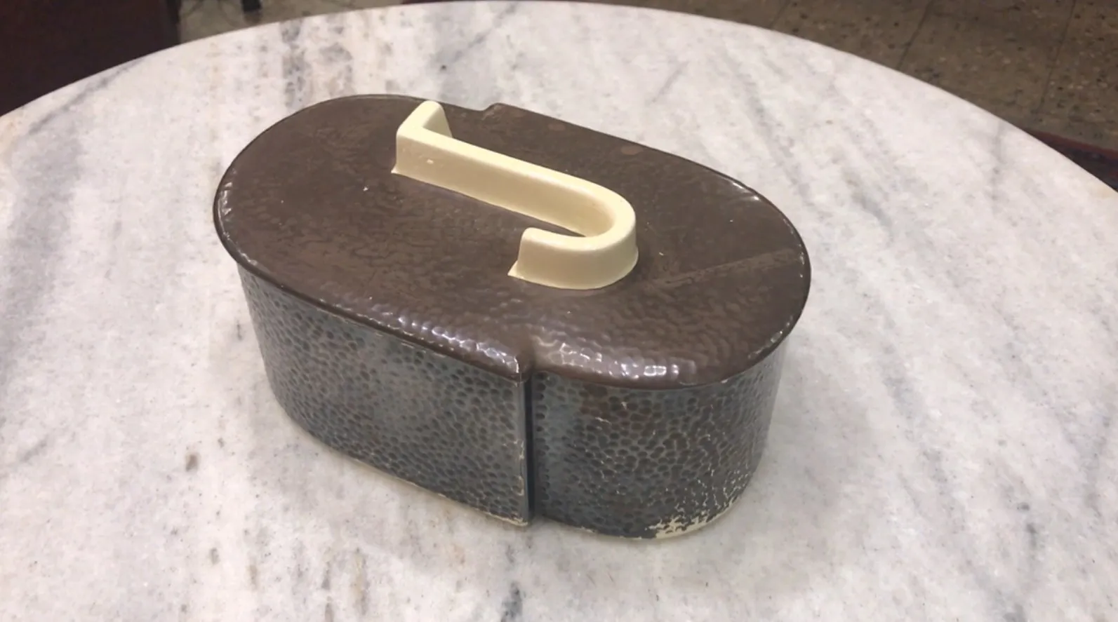 boîte ancienne décorative avec couvercle clair dans un cadre élégant