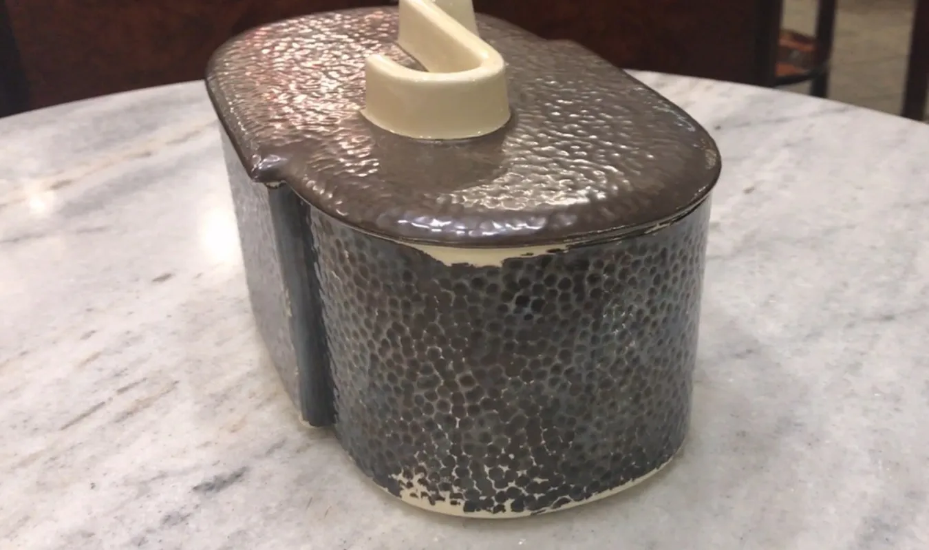 boîte ancienne décorative avec couvercle clair dans un cadre élégant