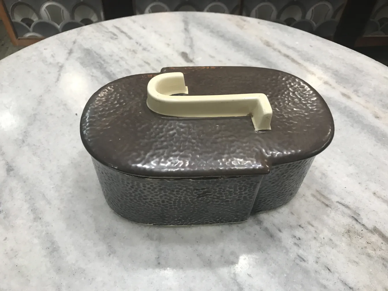 boîte ancienne décorative avec couvercle clair dans un cadre élégant